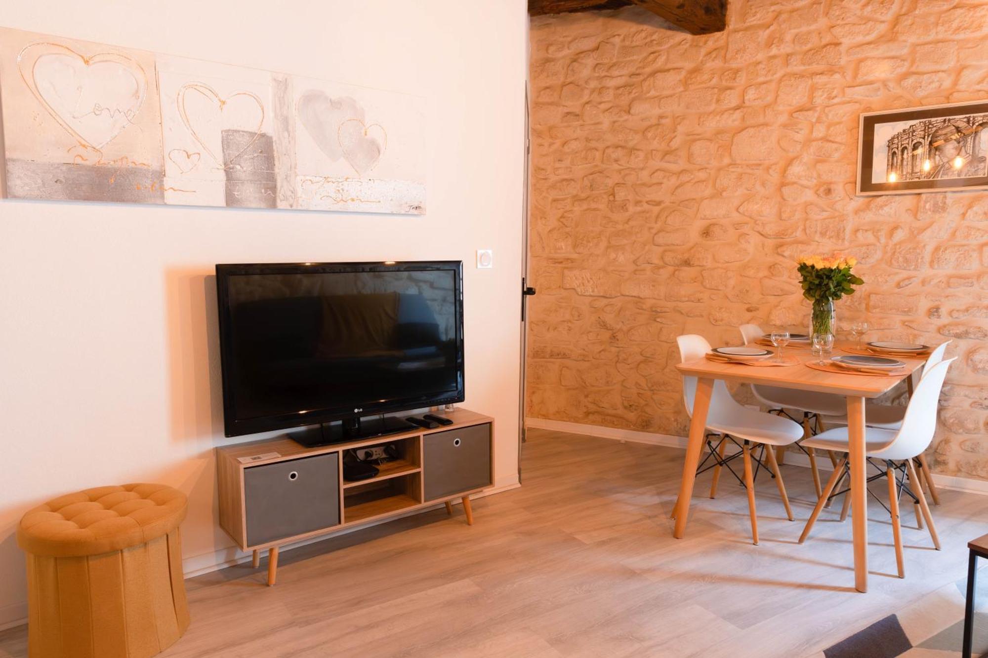 Immeuble 3 Apparts Centre Historique St Gilles Maisoncarreeconciergerie Saint-Gilles  Exterior foto